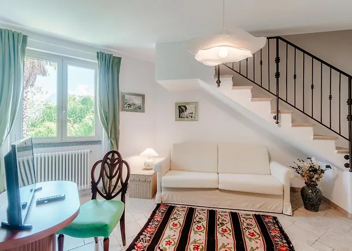 Lost In Paradise - By Myhomeincomo *